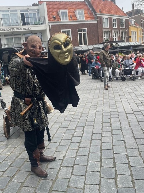 Eldor the Troll en zwevende pop © www.middeleeuws-entertainment.nl