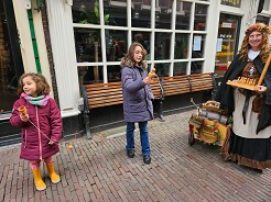 Middeleeuwse Koopvrouwen met balvangen © www.middeleeuws-entertainment.nl