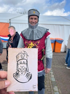 Karikaturist tijdens Koningsdag in Middeleeuwse stijl © www.middeleeuws-entertainment.nl