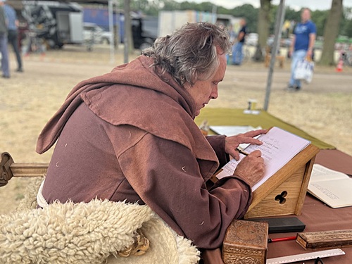 Monnik met Kalligrafie tijdens 750 jaar Zutphen © www.middeleeuws-entertainment.nl