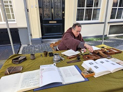 Monnik met Kalligrafie tijdens 750 jaar Zutphen © www.middeleeuws-entertainment.nl