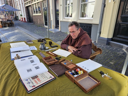 Middeleeuwse Kalligrafie demonstratie © www.middeleeuws-entertainment.nl