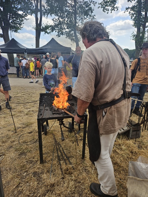 Middeleeuwse smid tijdens Historisch Festival Panningen © www.middeleeuws-entertainment.nl