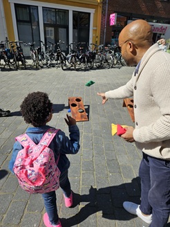Middeleeuws zandzakken gooien © www.middeleeuws-entertainment.nl
