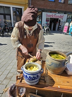 Middeleeuws 't Belevenis Geselschap Zuurwaren verkoop © www.middeleeuws-entertainment.nl