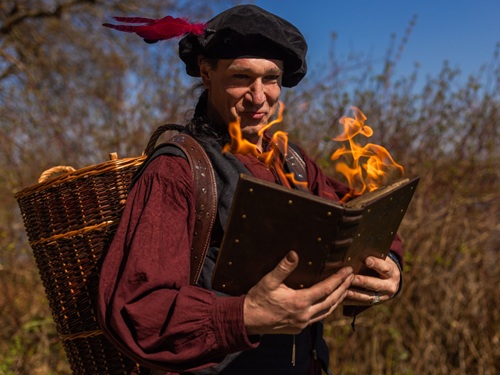 Vuurspuwer met boek © www.middeleeuws-entertainment.nl