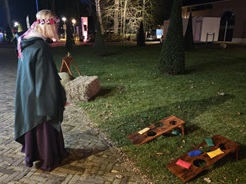Middeleeuws 't Belevenis Geselschap Zandzakken gooien © www.middeleeuws-entertainment.nl